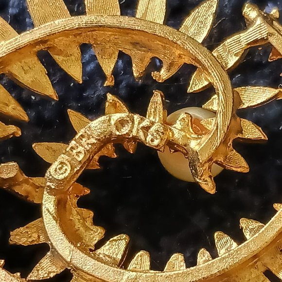 Vintage Brooks Brushed & Glossy Gold Tone Dimensional Brooch w/ Faux Pearl 1.75" - Picture 4 of 8